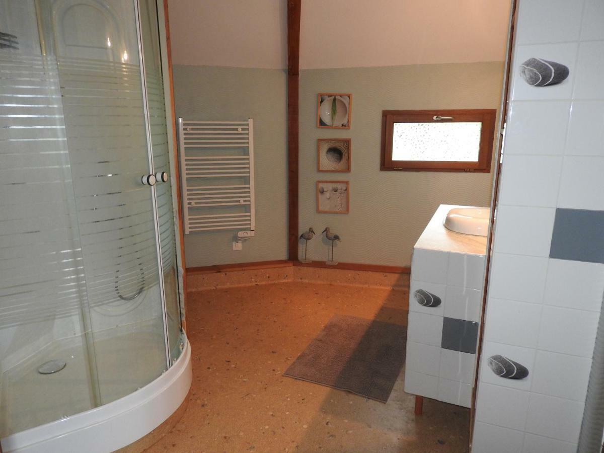 La Maison Ronde Et Ses 2 Cahutes Monthoiron Bagian luar foto